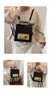 Dettaglio mini zaino in pelle PU nera con finestra a girasole e interno a quadri