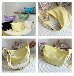 Détail de divers sacs demi-lune en toile avec bandoulières réglables et breloques chiots