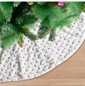 Detail of 116cm white plush Christmas tree skirt with shimmering silver sequins decor