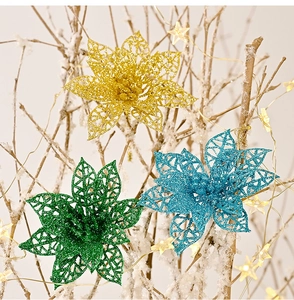Gros plan de fleurs pailletées évidées sur branches enneigées avec lumières de Noël