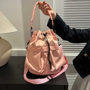 Roze bucket bag met trekkoord detail, getextureerde zakken en nylon schouderriem