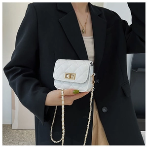 Schicke weiße gesteppte Mini-Umhängetasche mit goldener Kette auf schwarzem Blazer