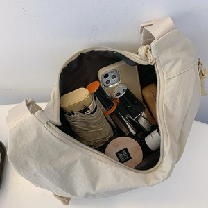 Bolso hobo de nailon beige con interior espacioso para guardar artículos cotidianos