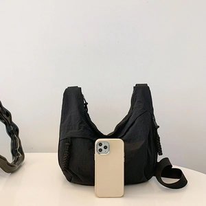 Bolso de hombro de nailon negro arrugado en forma de medialuna con correa ancha y zip