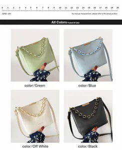 Collage détaillé en quatre couleurs de petits sacs seau avec poignées à grosses chaînes