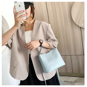 Détail du sac à main bleu clair en cuir PU avec bandoulière chaîne et boucle métallique