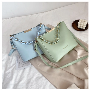 Détail de mini sacs bandoulière en cuir avec chaîne décorative et texte fashion