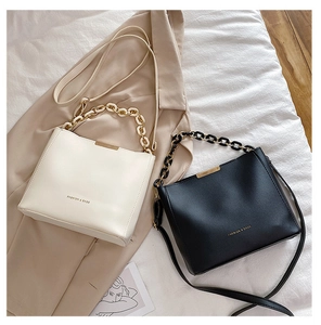Vue détaillée de la poignée en résine et du texte de mode sur les sacs à main seau
