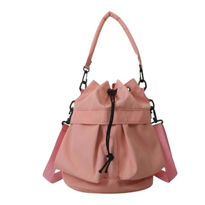 Roze nylon bucket bag met trekkoord en verstelbare schouderband voor dames vrije tijd