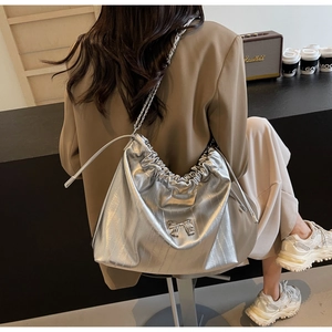 Borsa tote argento con catena e texture morbida plissettata con dettaglio fiocco