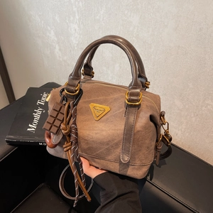 Vintage oiled leather Boston bag with chocolate pendant and premium metal logo