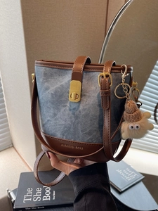 Dames Mode PU Leer Canvas Splicing Emmer Tas Retro Schoudertas Crossbody Tas Met Pluche Hanger Casual Handtas
