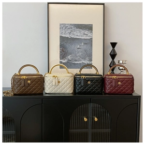Mini borse a secchiello trapuntate in marrone, bianco, nero e rosso con catena oro
