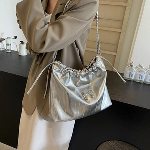 Borsa tote argento metallizzato con coulisse e fiocco per uno stile estivo moderno