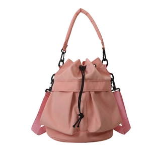 Sac seau en nylon rose avec cordon de serrage et bandoulière réglable