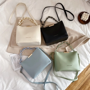 Sacs seau à chaîne pour femmes en quatre couleurs avec bandoulières et garnitures dorées