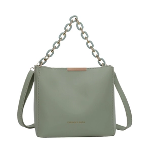 Sac seau vert Morandi avec poignée en chaîne résine et lettrage doré élégant