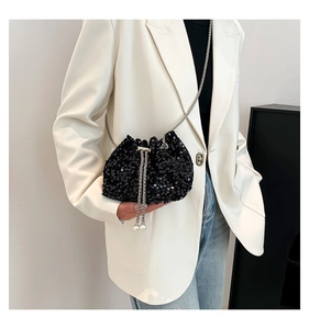 Dettaglio borsa a secchiello nera con paillettes, coulisse con perle e tracolla a catena