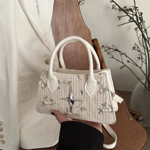Borsa tote in paglia con ricamo floreale e tracolla in pelle bianca vista a mano