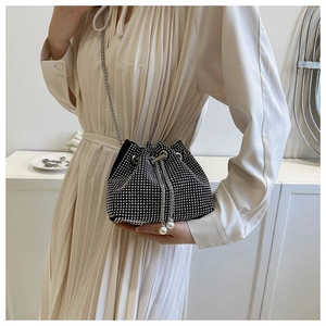 Détail du sac seau noir à strass avec bandoulière chaîne et ornements en perles