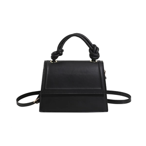 Borsa a mano in pelle nera minimalista con manico a nodo e struttura a trapezio elegante