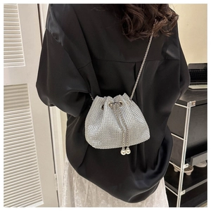 Détail du sac seau en strass argenté avec cordon de serrage et accents de perles