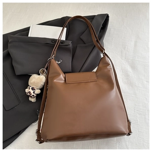 Borsa tote vintage marrone in ecopelle con fodera a pois e ciondolo a forma di orsetto