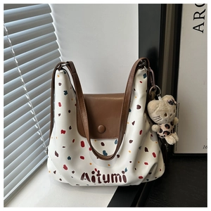 Borsa a spalla a pois con cinturino in pelle marrone e ciondolo a gatto peluche