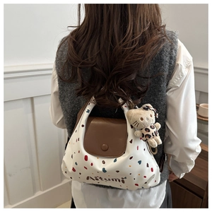 Borsa tote a pois colorati con patta in pelle marrone e ciondolo a gatto morbido