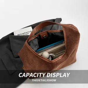 Interno spazioso di una borsa tote in pelle scamosciata marrone con chiusura magnetica