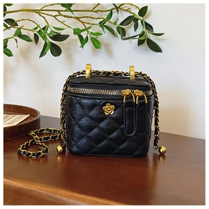 Mini borsa a secchiello elegante in pelle trapuntata nera con logo a fiore dorato