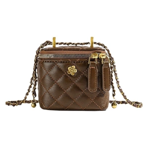 Mini borsa a scatola marrone trapuntata con fiori dorati e tracolla a catena