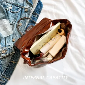 Vue de dessus du sac matelassé marron montrant la capacité intérieure pour le maquillage