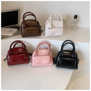 Selection of glossy patent leather handbags in five colors for daily commuting
