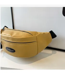 Detail der gelben Brusttasche mit SUNIAN Logo und strukturierter Kunstleder-Oberfläche
