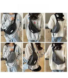 Detailansichten der Nylon-Brusttasche mit mehreren Fächern in Schwarz und Dunkelgrau