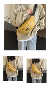 Detail der gelben PU-Gürteltasche mit ovalem Logo und schwarzem Reißverschluss