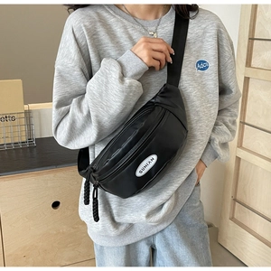 Detail der schwarzen Halbmond-Brusttasche mit SUNIAN-Logo und Gurt am Model