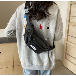 Detailansicht einer schwarzen Crossbody-Brusttasche mit verstellbarem Gurt für Damen