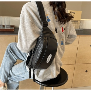 Rückansicht einer minimalistischen schwarzen Brusttasche aus Kunstleder mit SUNIAN-Logo