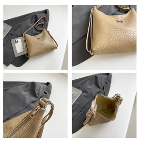 Gros plan du sac tissé beige avec nœud métallique et fermeture à glissière