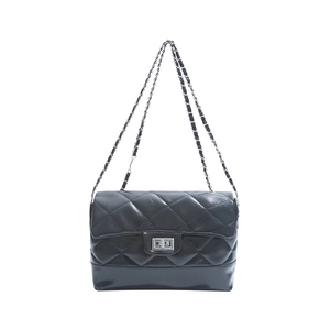 Sac bandoulière noir matelassé avec chaîne argentée et fermoir pivotant en métal chic