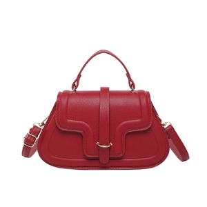 Minimalistische rote Satteltasche mit Wellenklappe und goldener Schnalle auf weißem Grund