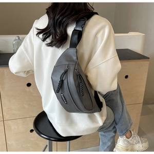 Detailansicht der grauen PU-Leder-Brusttasche mit Doppelreißverschluss und SUNIAN-Logo