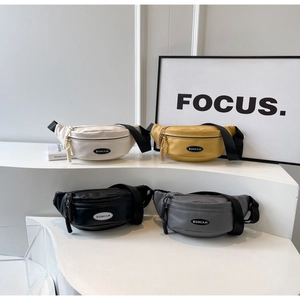 Detailansicht von vier minimalistischen Bauchtaschen in Weiß, Gelb, Schwarz und Grau