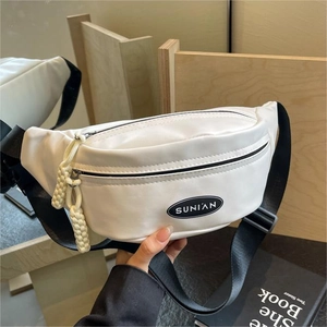 Minimalistische weiße Brusttasche aus Nylon mit verstellbarem schwarzem Gurt