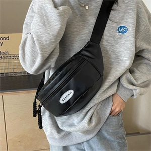 Minimalistische schwarze Kunstleder-Brusttasche mit verstellbarem Gurt und SUNIAN-Logo