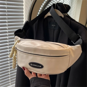 Minimalistische beige Brusttasche mit breitem Gurt und Sunian Logo für Freizeit