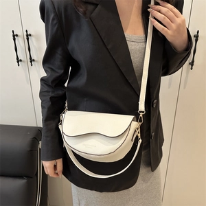 Elegante borsa a sella in pelle bianco avorio con tracolla regolabile e manico