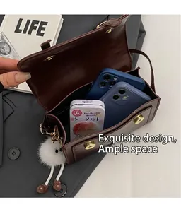 Binnenaanzicht van de donkerbruine lederen tas met ruimte voor twee mobiele telefoons